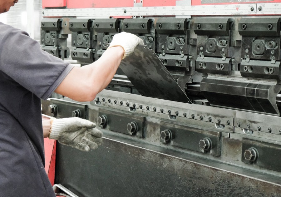 ตัดพีบเจาะโลหะชลบุรี